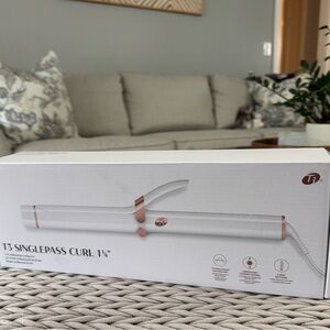NIB T3 SinglePass Curl 1.25" Curling Iron - NOT refurbished
